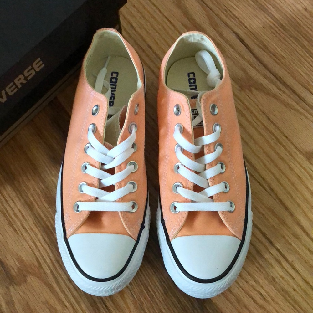 NIB Converse low tops 🌟